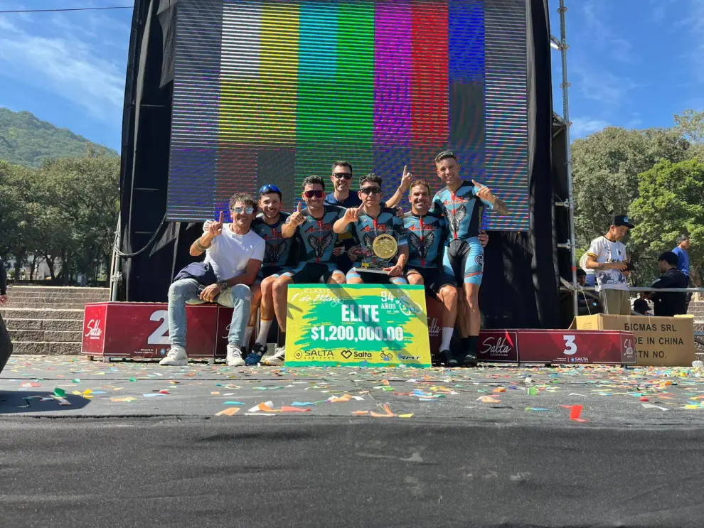Cedeira en el podio junto a sus compañeros del equipo Aspen