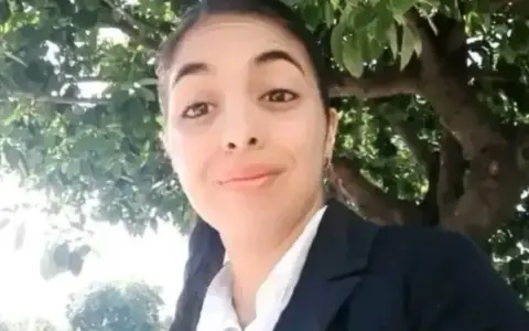Una mujer policía y su hija murieron en un accidente.