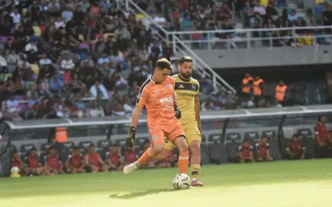 Boca ganó en Santiago y es líder.