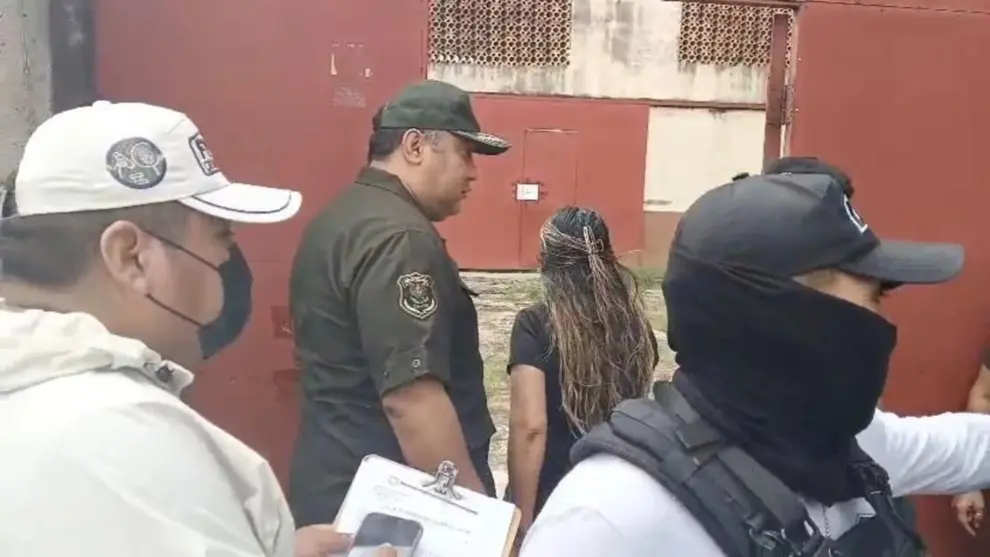 La Policía de Santa Cruz de la Sierra investiga el hangar donde se robaron la avioneta.