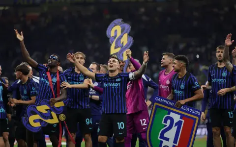 El capitán e ídolo Lautaro Martínez, en el centro de los festejos del Inter campeón.