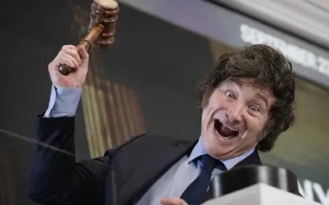  Javier Milei, posa para una foto tras hacer sonar la campana de apertura de la sesión en la Bolsa de Nueva York (Archivo)