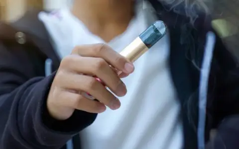 El uso de vapeadores aumentó significativamente en adolescentes.