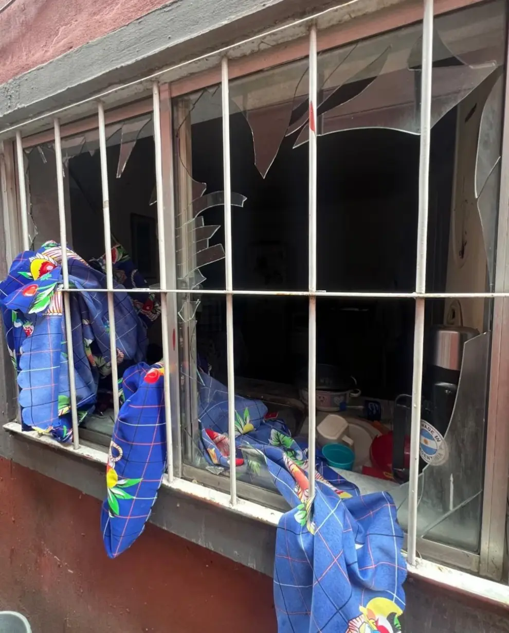 Así quedó la ventana tras la explosión del calefón.