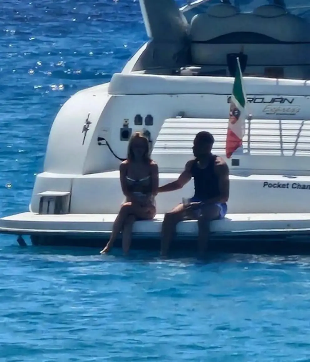 Mbappé y su novia en un pase en el mar.