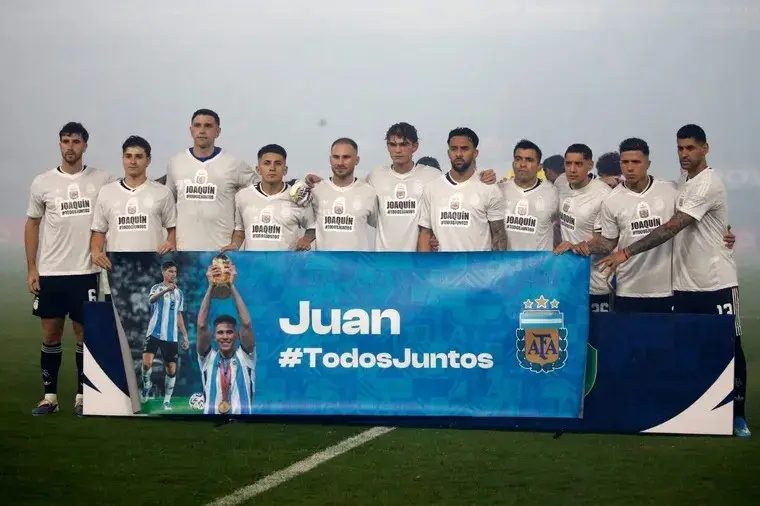 La Selección argentina en apoyo a los compañeros que quedaron fuera del mundial por diferentes lesiones.