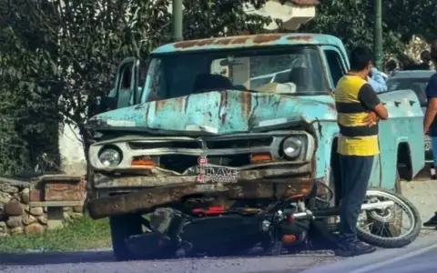 Cómo quedó la moto en la que viajaba Guaymas junto a su compañera, debajo de la camioneta con la que colisionaron