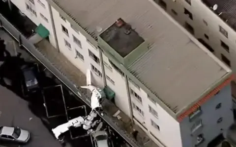 Así quedó la avioneta tras estrellarse con el edificio