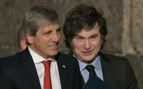 Luis Caputo y Javier Milei.