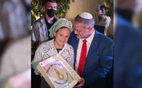  Itamar Ben-Gvir desata un escándalo con tortas de horcas y mensajes extremistas