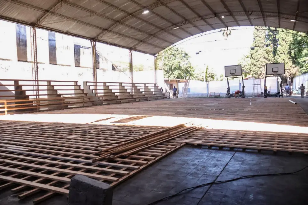 El piso de parquet siendo instalado en Cerrillos