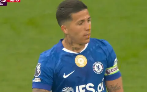 El gesto de fastidio de Enzo Fernández lo dice todo. El campeón del Mundo tendría las horas contadas en el Chelsea.