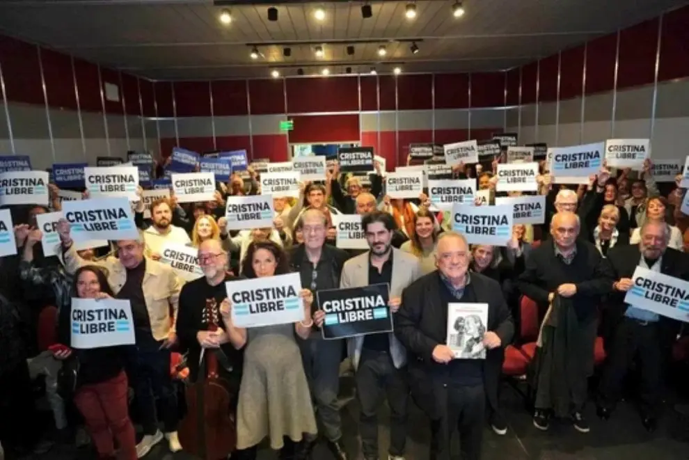 Cristina Fernández con apoyo desde la Feria del libro