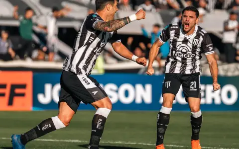 El festejo de Ezequiel "Chiqui" Muñoz, de Gimnasia y Esgrima de Mendoza: un triunfo clave para seguir alejándose del fantasma del descenso.