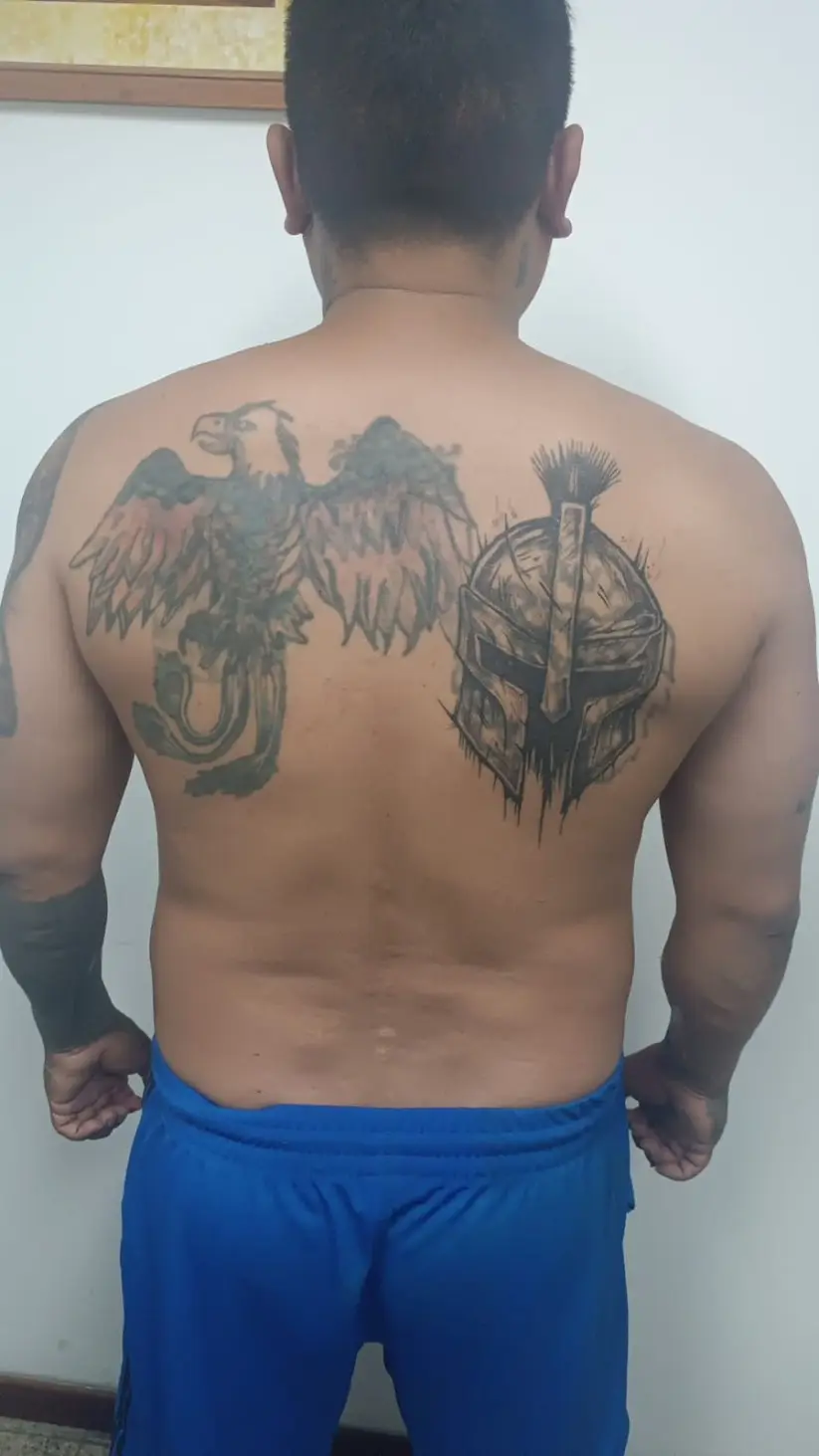 Combaya de espaldas.