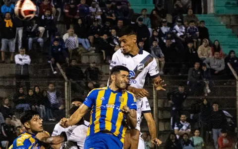 Pablo Palacios Alvarenga gana en lo alto en una acción de ataque antoniana.