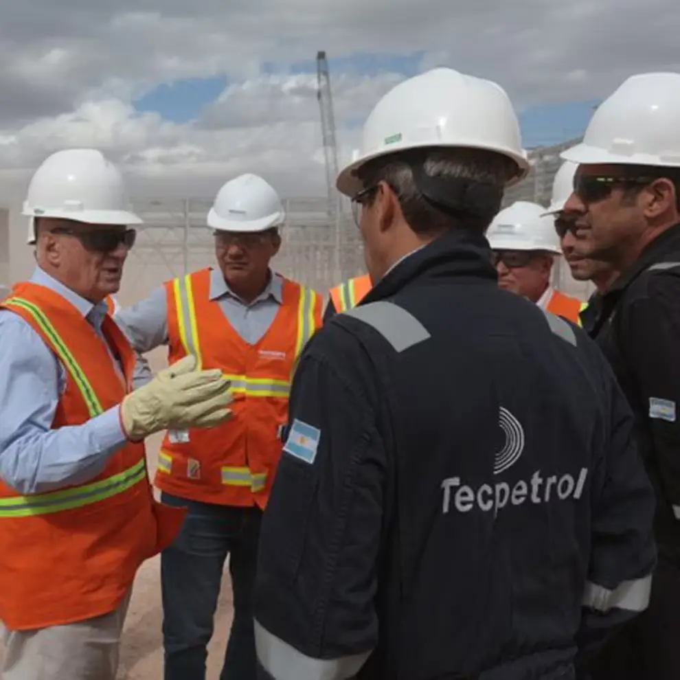 Paolo Rocca con un equipo de Tecpetrol.