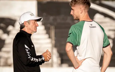 Mario Sciacqua, en su primera práctica al mando de Central Norte en la bombonera azabache.