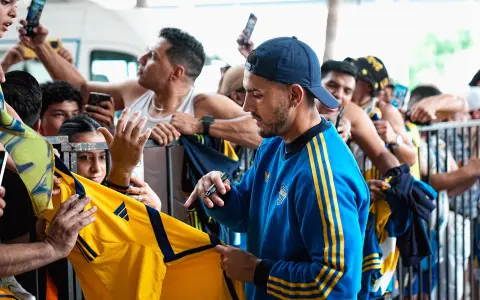 Leandro Paredes firma autógrafos ante una multitud de fanáticos ecuatorianos que recibieron a Boca este lunes en Guayaquil.