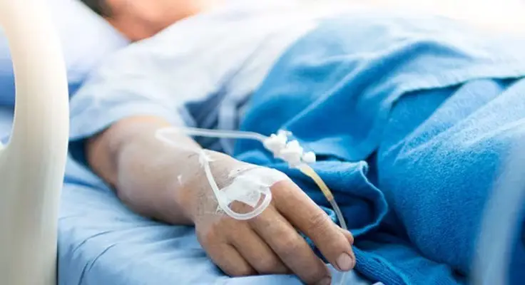 La enfermedad puede evolucionar rápidamente hacia un síndrome cardiopulmonar, con dificultad respiratoria y compromiso hemodinámico.
