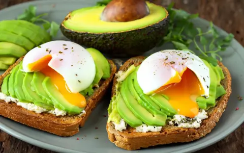 La combinación de palta y huevo en el desayuno presenta una alternativa adaptable a diferentes patrones alimentarios y preferencias culturales.