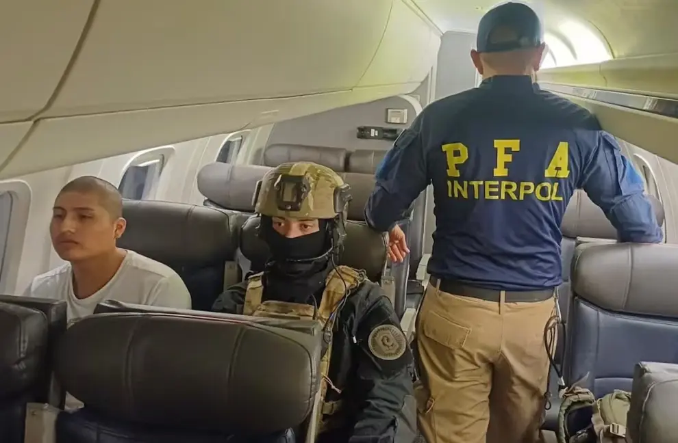 Pequeño J es trasladado a la Argentina