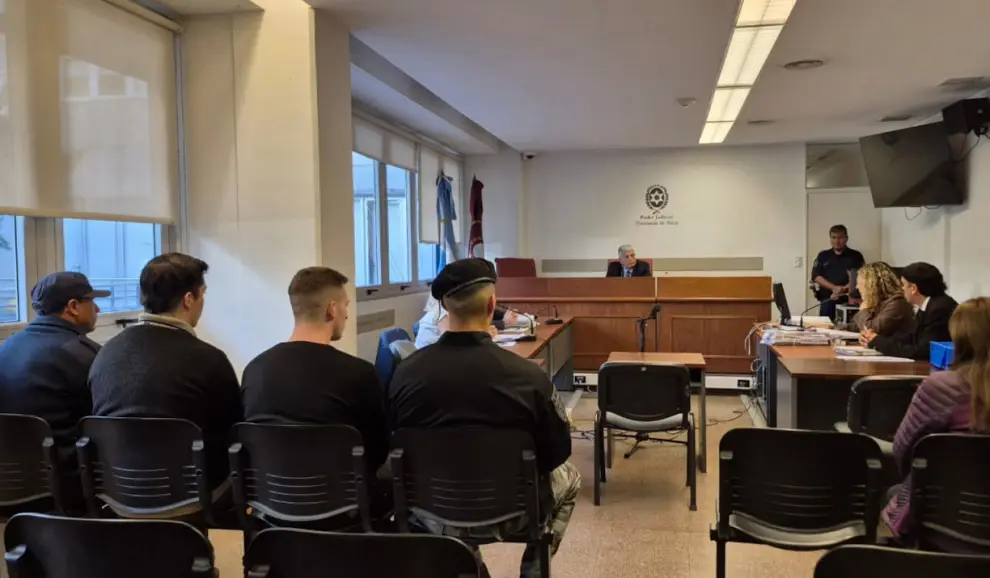 Los dos acusados, de espalda, en la sala de juicio, frente al juez Marcelo Rubio 