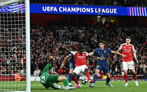Saka marcando el gol que le otorgó el pase a la final al Arsenal