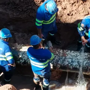 Horror en Rivadavia Banda Sur: dos operarios de Aguas del Norte murieron tras caer a un pozo cloacal