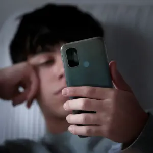 Salta buscar regular redes sociales en niños y adolescentes: "Todo este desastre lo atajan los médicos, docentes y padres"