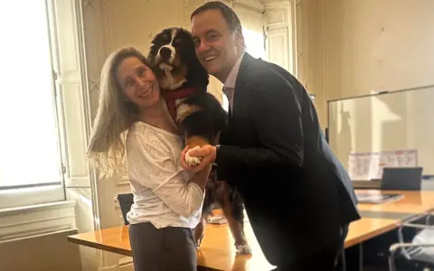 Manuel Adorni y Karina Milei 