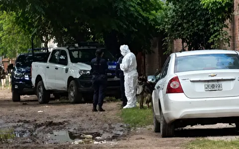 Personal de criminalística trabajando en el lugar del hecho