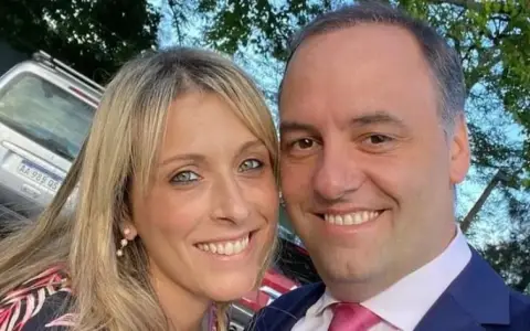 Manuel Adorni junto a su mujer, Bettina Angeletti