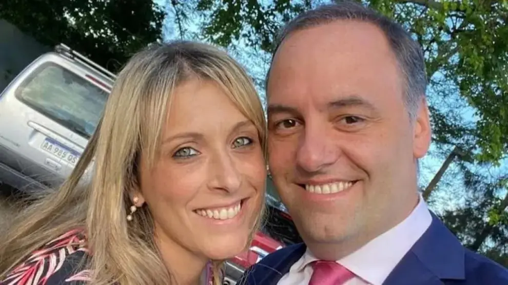 Manuel Adorni junto a su mujer