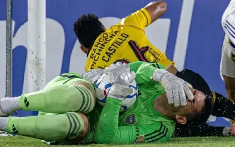 Brey dolorido tras el choque con Castillo en Guayaquil