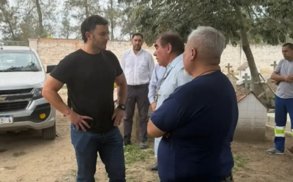 Jarsún dialogando con familiares de los operarios de Aguas del Norte