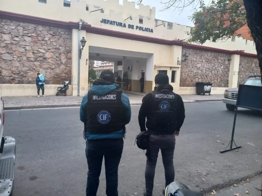 Un grupo minoritario de policías, algunos con rangos altos, involucrados en las estafas.