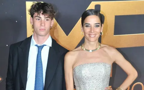 Juana Viale junto a su hijo Silvestre