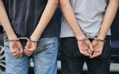 Un adolescente de 16 años y un hombre de 21 fueron detenidos por la agresión con un arma blanca a un menor