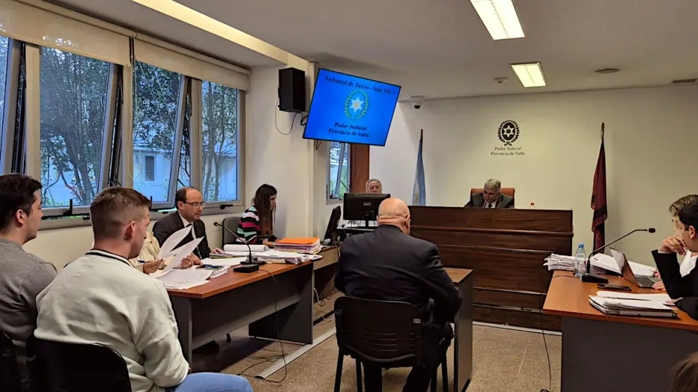 Uno de los testigos presta declaración en la audiencia por el homicidio de María José Cabrera. Los dos imputados de espaldas.