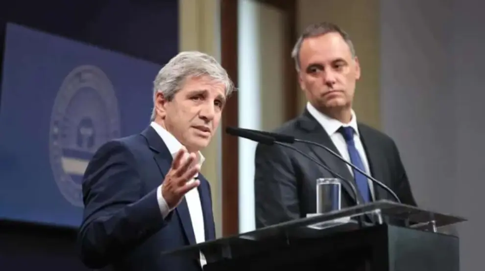 Luis Caputo junto a Manuel Adorni