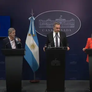 Manuel Adorni evitó responder sobre sobresueldos y Luis Caputo minimizó el impacto del escándalo