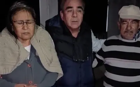 Padres de los trabajadores fallecidos.