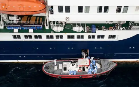 Infectados siendo evacuados del MV Hondius