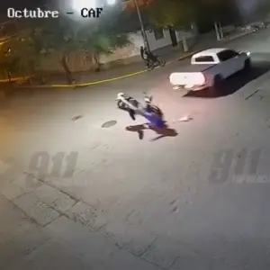 VIDEO: Motociclista de 19 años resultó herido tras violento choque con un auto