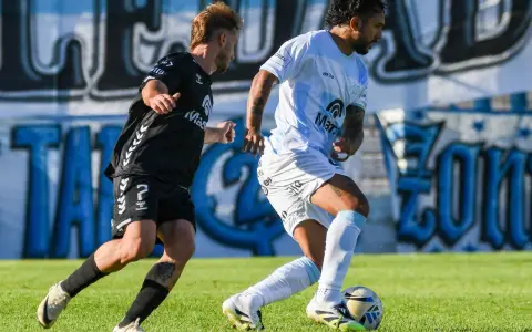 Joaquín Mateo, de Central Norte, persigue a Walter Montoya, de Gimnasia y Tiro.