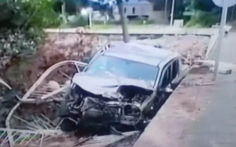 Así quedó la Amarok después del violento siniestro en San Lorenzo.