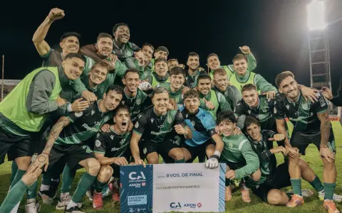 El festejo de Banfield en Salta tras clasificarse a los octavos de final de la Copa Argentina.