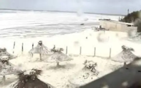 Quequén amaneció tapada de espuma marina.