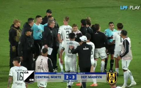 Los jugadores de Central Norte se le fueron al humo al final del partido a Adrián Franklin, de mal arbitraje en el Gigante.